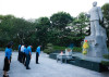 Đoàn công tác của Tổng LĐLĐVN dâng hoa tưởng niệm đồng chí Hoàng Quốc Việt.