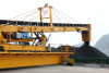 Hoạt động bốc rót tiêu thụ than tại Cảng Km6 (Công ty Kho vận và Cảng Cẩm Phả).