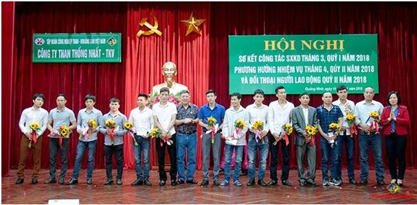 Đồng chí Phạm Đức Khiêm - Giám đốc Công ty và đồng chí Vũ Thị Hằng – Chủ tịch Công đoàn Công ty khen thưởng cho các cá nhân đạt thành tích trong sản xuất.
