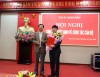 Đồng chí Nguyễn Văn Đọc, Bí thư Tỉnh ủy, Chủ tịch HĐND tỉnh trao quyết định của Ban Bí thư Trung ương Đảng về việc chuẩn y đồng chí Ngô Hoàng Ngân