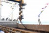 TKV rót tấn than đầu tiên cho tàu vào xông cảng ngày đầu năm mới tại cảng Cẩm Phả.