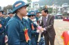 Bí thư Tỉnh ủy Nguyễn Văn Đọc tặng hoa, động viên tân binh lên đường nhập ngũ.