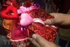 Quà tặng cho ngày Lễ Tình yêu 14/2 được bày bán tại Kolkata của Ấn Độ.