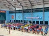Lãnh đạo tặng hoa các đội khai mạc giải (Ảnh: Khánh Hoà)
