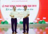 Đại diện Tập đoàn Công nghiệp Than - Khoáng sản Việt Nam trao hỗ trợ cho Hội CTĐ tỉnh tại Lễ phát động "Tháng nhân đạo" năm 2019.