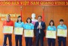Lãnh đạo Sở Văn hóa và Thể thao trao bằng khen của UBND tỉnh cho các VĐV, HLV Đội bóng đá nữ Than Khoáng sản Việt Nam.