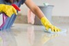Nên sử dụng găng tay cao su, khẩu trang khi thực hiện vệ sinh, khử khuẩn