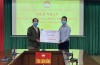 Đại diện Tập đoàn Công nghiệp Than - Khoáng sản Việt Nam trao biểu trưng số tiền 500 triệu đồng cho Quỹ phòng chống dịch Covid-19 tỉnh Lâm Đồng