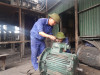 Anh Thưởng đang truyền nghề cho thợ trẻ