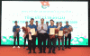 Phó Bí thư Đảng ủy Than Quảng Ninh Nguyễn Văn Dũng trao giấy khen cho các tác giả đạt giải Nhì Hội thi "Tuổi trẻ sáng tạo 2020"