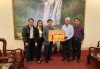 Thành viên HĐTV Tập đoàn Nguyễn Anh Tuấn trao số tiền 1 tỷ đồng ủng hộ cho đồng chí Nguyễn Hữu Lạc - Phó chủ tịch thường trực Ủy ban Mặt trận Tổ quốc Việt Nam Tỉnh Thừa Thiên Huế