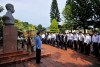 Đoàn đại biểu Tập đoàn và cán bộ, công nhân Công ty Tuyển than Cửa Ông dâng hương tại Đài tưởng niệm liệt sỹ Ngô Huy Tăng