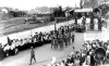 Bộ đội ta vào tiếp quản TX Hòn Gai tháng 4/1955, trong sự chào đón tưng bừng của người dân. Ảnh tư liệu Bảo tàng Quảng Ninh