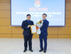 Đại diện Ban chấp hành Trung ương Đoàn trao quyết định công nhận của Ban Bí thư Trung ương Đoàn cho đồng chí Hoàng Văn Hải.