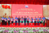 Đồng chí Nguyễn Đình Thịnh - Bí thư Đảng ủy, Giám đốc Công ty và Đồng chí Đào Tuấn Anh - Phó Bí thư thường trực Đảng uỷ trao quyết định và tặng hoa cho các đồng chí Đảng viên mới