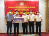 Thừa ủy quyền của Tổng Giám đốc Tập đoàn, lãnh đạo Tổng công ty Điện lực trao số tiền 1 tỷ đồng của TKV hỗ trợ tỉnh Bắc Giang trong công tác phòng chống dịch Covid-19