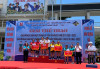 LQ Khối Kỹ thuật lên nhận giải Nhì đội kéo co nữ