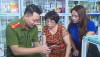Công an phường Trần Hưng Đạo (TP Hạ Long) hướng dẫn người dân cài đặt ứng dụng VNeID.
