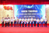 Lãnh đạo Công ty khen thưởng công nhân khai thác các Phân xưởng Khai thác và Đào lò có tiền lương cao nhất quý III/2022. - Ảnh: Cẩm Nhung (ST)