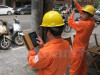 Nhân viên EVN ghi chỉ số công tơ điện.