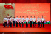       Đồng chí Nguyễn Mạnh Toán - Bí thư Đảng ủy, Giám đốc Công ty và đồng chí Vũ Thị Hằng - UV BTV Đảng ủy, Chủ tịch Công đoàn Công ty biểu dương, khen thưởng các gương “Người Thợ mỏ - Người Chiến sỹ". Ảnh: Truyền thông Công ty.