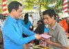 Chủ tịch Tổng LĐLĐVN Nguyễn Đình Khang trao quà Tết cho người lao động.