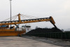 Công ty Kho vận và Cảng Cẩm Phả bốc rót than trong ngày 13/2 (mùng 4 Tết) tại cảng Km6.