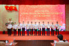 Đồng chí Nguyễn Mạnh Toán - Bí thư Đảng ủy, Giám đốc Công ty và đồng chí Đào Tuấn Anh - UV BTV Đảng uỷ, Phó Giám đốc Công ty biểu dương, khen thưởng các gương “Người Thợ mỏ - Người Chiến sỹ. Ảnh: Truyền thông Công ty