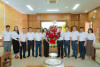 Đồng chí Nguyễn Mạnh Toán - Bí thư Đảng ủy, Giám đốc Công ty tặng hoa chúc mừng Công đoàn Công ty Than Thống Nhất. Ảnh: Truyền thông Công ty.