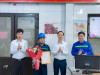 Đồng chí Đào Văn Chính, Phó Bí thư thường trực Đảng uỷ Công ty trao thưởng cho đồng chí Nguyễn Văn Thuyết -  Công nhân cơ điện Phân xưởng Đào lò 2
