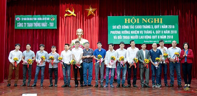 Đồng chí Phạm Đức Khiêm – Giám đốc Công ty, đồng chí Vũ Thị Hằng – Chủ tịch Công đoàn Công ty trao thưởng cho công nhân xuất sắc.