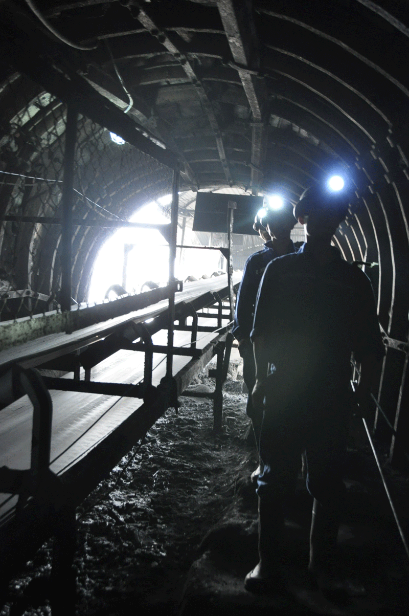 Thợ lò vào ca làm việc dưới hầm mỏ.
