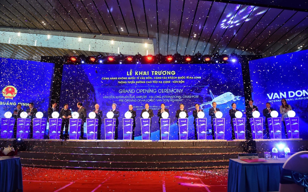 Thủ Tướng Chính Phủ Nguyễn Xuân Phúc và các đại biểu ấn nút khai trương Cảng Hàng không quốc tế Vân Đồn