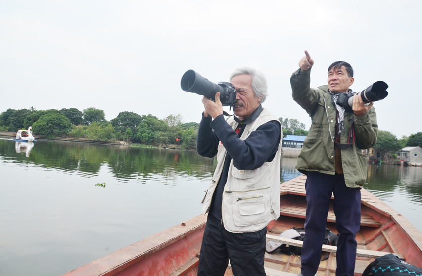 Hai nghệ sĩ Dương Phượng Đại và Nguyễn Khắc Đạm trong một chuyến thực tế sáng tác.
