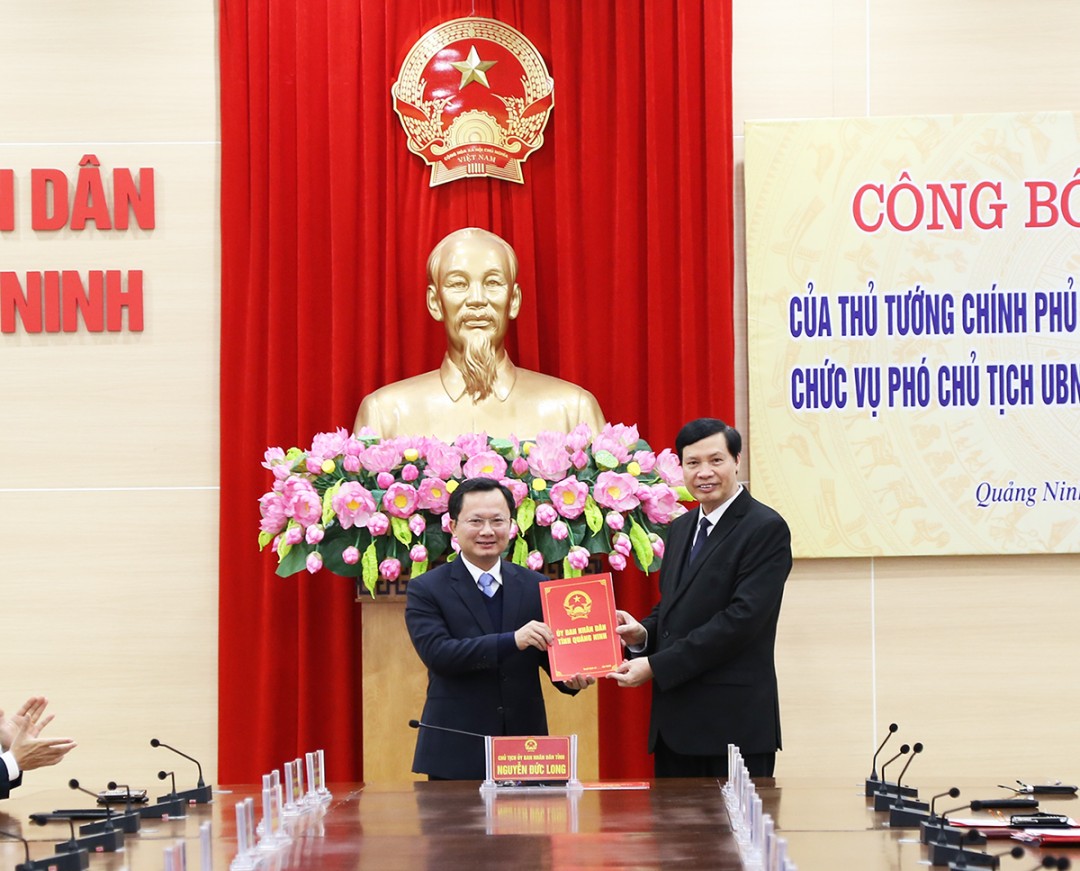 Đồng chí Nguyễn Đức Long, Phó Bí thư Tỉnh ủy, Chủ tịch UBND tỉnh, trao Quyết định của Thủ tướng Chính phủ cho đồng chí Cao Tường Huy.