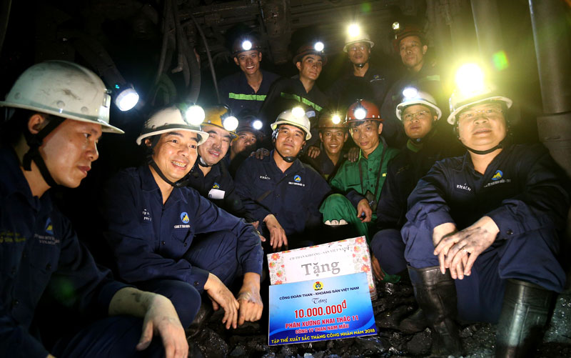 Chủ tịch Công đoàn TKV Lê Thanh Xuân chung niềm vui với thợ mỏ Nam Mẫu