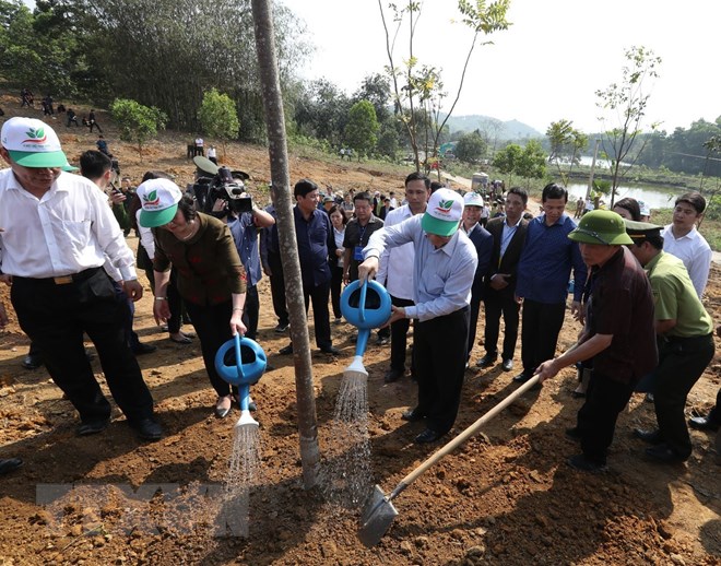 Tổng Bí thư, Chủ tịch nước Nguyễn Phú Trọng tham gia Tết trồng cây đời đời nhớ ơn Bác Hồ tại xã Việt Cường, huyện Trấn Yên.