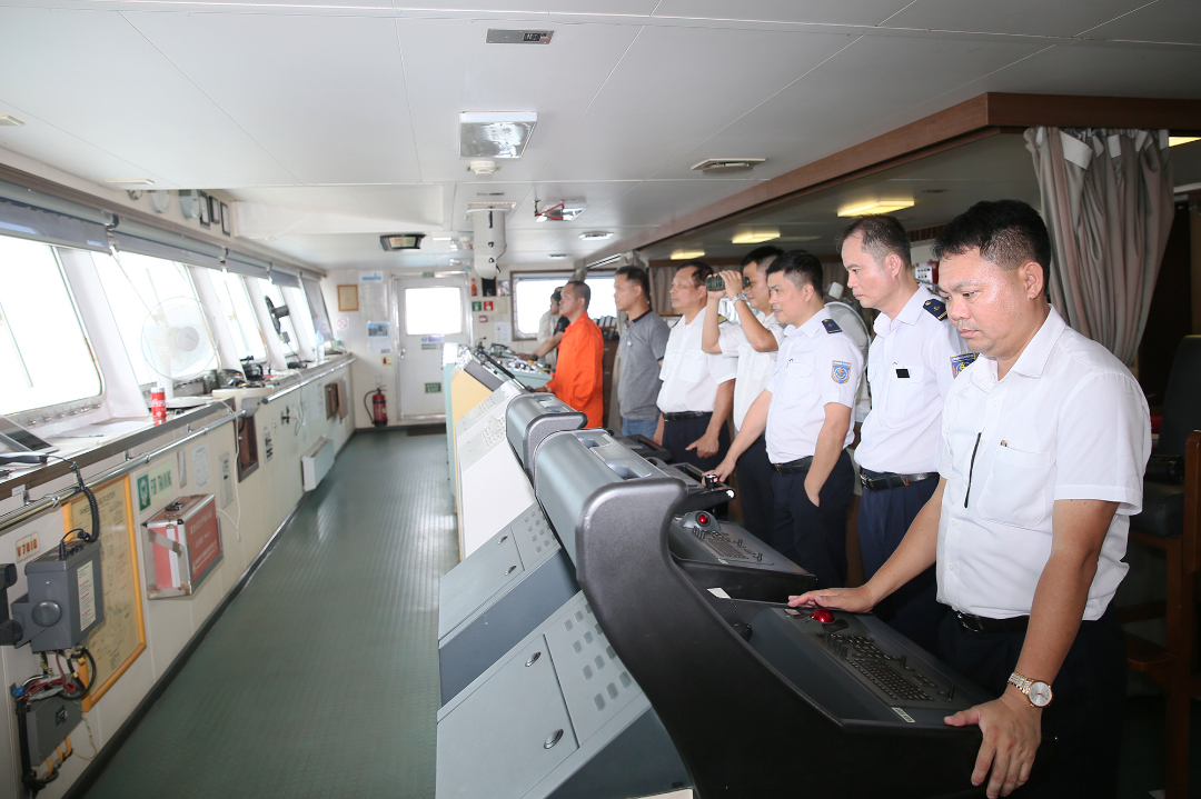 Hoa tiêu hàng hải khu vực III hướng dẫn tàu di chuyển về khu vực cảng Hòn Nét.
