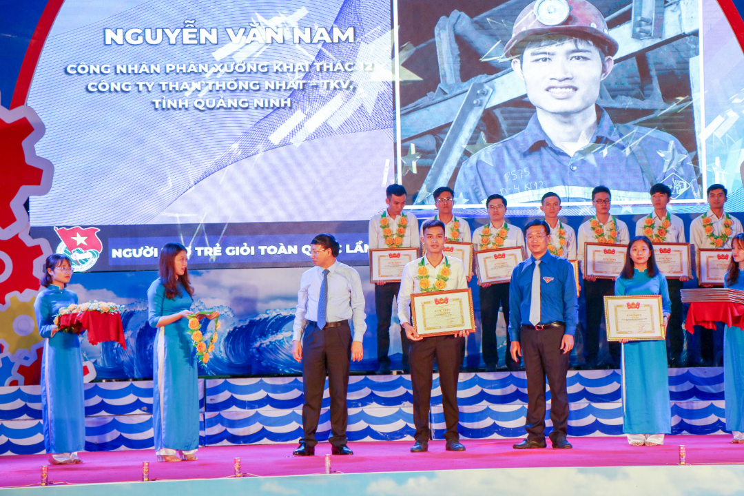 Bí thư thứ nhất Trung ương Đoàn Lê Quốc Phong trao bằng khen “Người thợ trẻ giỏi” năm 2019 cho Nguyễn Văn Nam - Ảnh: NQ (ST)