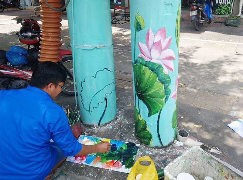 Đoàn Thanh niên Phường Cẩm Thủy vẽ tranh bích họa trang trí trên cột điện.