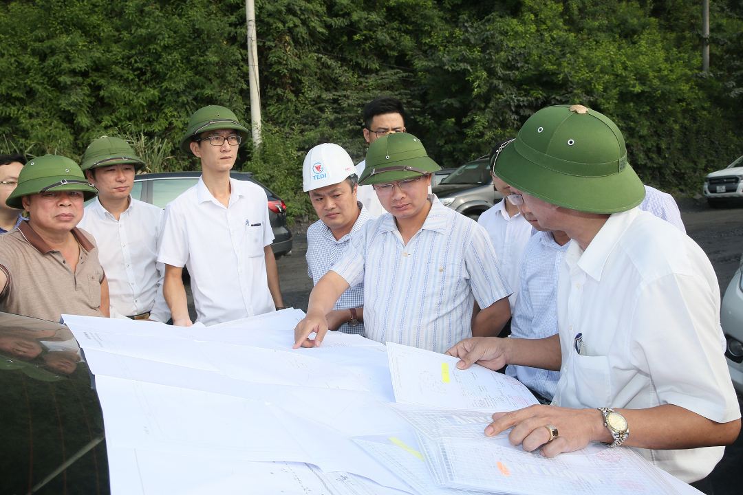 Đồng chí Cao Tường Huy, Phó Chủ tịch UBND tỉnh, kiểm tra bản đồ giới tuyến.