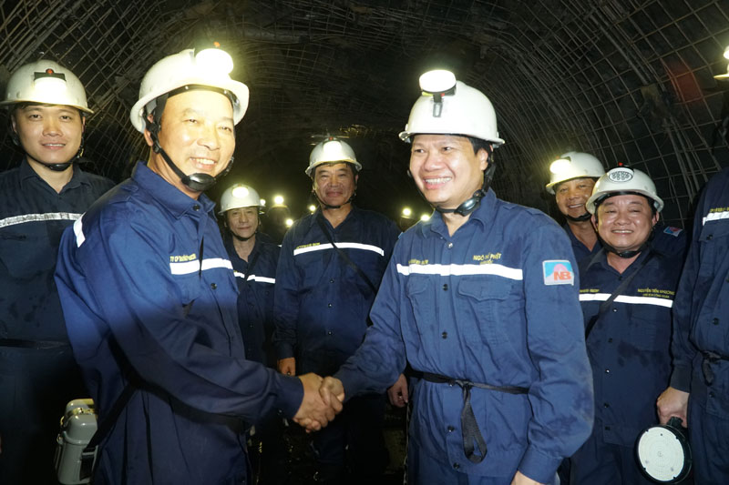 Chủ tịch HĐTV TKV Lê Minh Chuẩn kiểm tra sản xuất tại mỏ than Núi Béo. Ảnh: VGP.