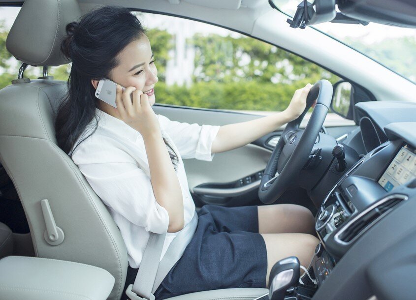 Sử dụng điện thoại khi lái xe có nguy cơ mất ATGT cao gấp 4 lần so với người không sử dụng tập trung lái xe