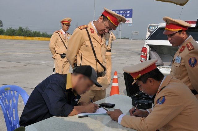Tài xế uống rượu bia lái xe sẽ bị xử phạt nặng, xử phạt đối với doanh nghiệp vận tải sử dụng người lái xe mà trong cơ thể có chất ma túy