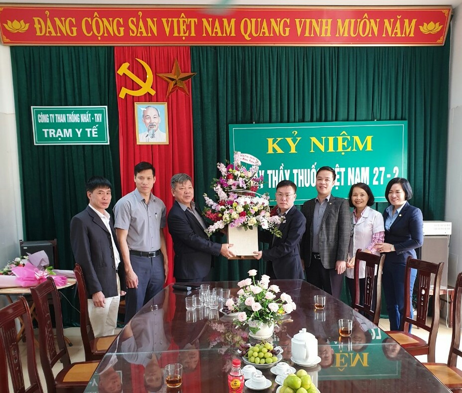 Đồng chí Phạm Đức Khiêm – Phó Bí thư phụ trách Đảng bộ, Giám đốc Công ty tặng hoa Trạm Y tế.