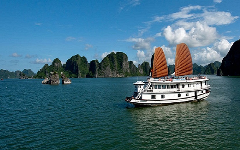 Từ 12h ngày 1/5, Quảng Ninh cho phép hoạt động tham quan trên vịnh Hạ Long và một số điểm du lịch nổi tiếng