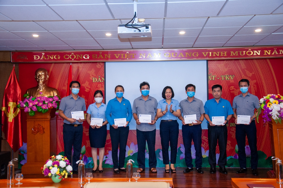 Đ/c Vũ Thị Hằng - CT Công đoàn Công ty trao thưởng cho các tập thể, cá nhân khối phòng ban