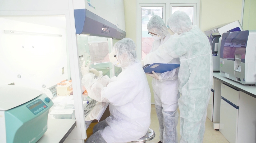 CDC Quảng Ninh thực hiện kỹ thuật Realtime RT-PCR để xét nghiệm Covid-19 cho trường hợp có nguy cơ.