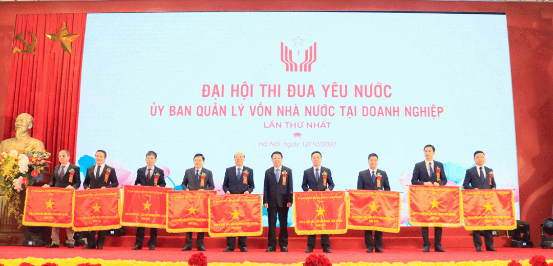 Bí thư Đảng ủy, Chủ tịch HĐTV Lê Minh Chuẩn (đứng thứ 5, từ trái sang), đại diện Tập đoàn Công nghiệp Than - Khoáng sản Việt Nam, đón nhận Cờ thi đua Đơn vị xuất sắc, dẫn đầu phong trào thi đua năm 2019