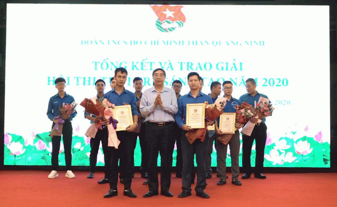 Phó Bí thư Đảng ủy Than Quảng Ninh Nguyễn Văn Dũng trao giấy khen cho các tác giả đạt giải Nhì Hội thi "Tuổi trẻ sáng tạo 2020"